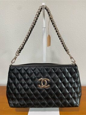 Quilted Leather Chain Shoulder Bag in Black